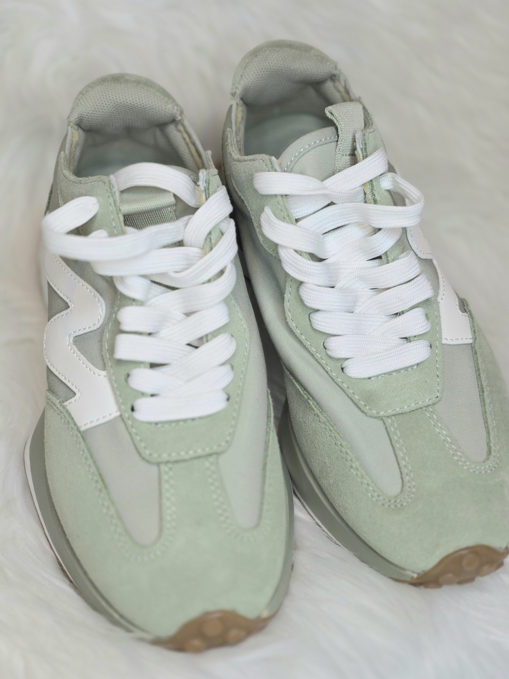 Steve Madden Campo Sage Green Suede & Mesh Sneakers White Accent Size 6.5 EUC